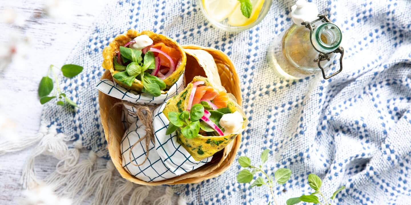 Omeletwraps met gerookte zalm, verse kaas en gemarineerde rode ui